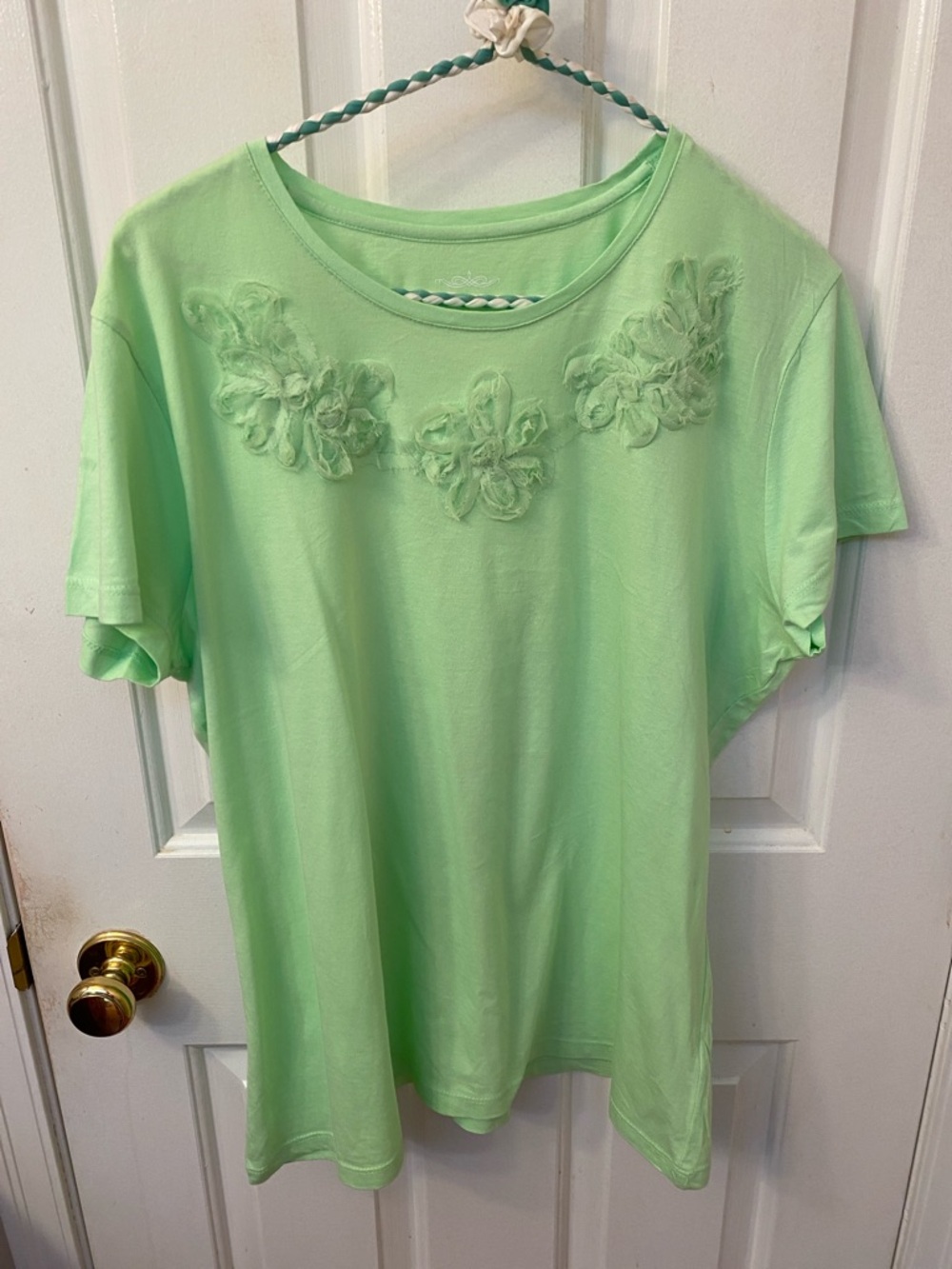 Women’s Mint Green Floral Appliqué Short Sleeve Top